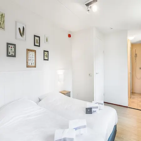 Luxurious With 5 Bathroom, With A Bath, Near A Reserve Villa